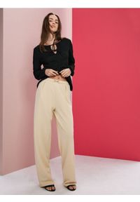 Sinsay - Spodnie wide leg z zakładkami i dekoracyjnym pasem - kremowy. Kolor: kremowy #1