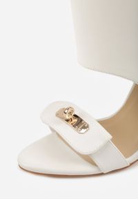 Born2be - Białe Sandały w Stylu Botków z Ozdobnymi Klamrami Neamerephis. Okazja: na co dzień. Zapięcie: klamry. Kolor: biały. Materiał: skóra. Wzór: gładki, aplikacja. Styl: casual #3