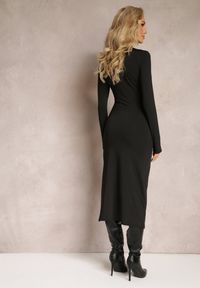 Renee - Czarna Sukienka Midi z Marszczeniem i Rozcięciem Vangia. Kolor: czarny. Wzór: aplikacja. Długość: midi
