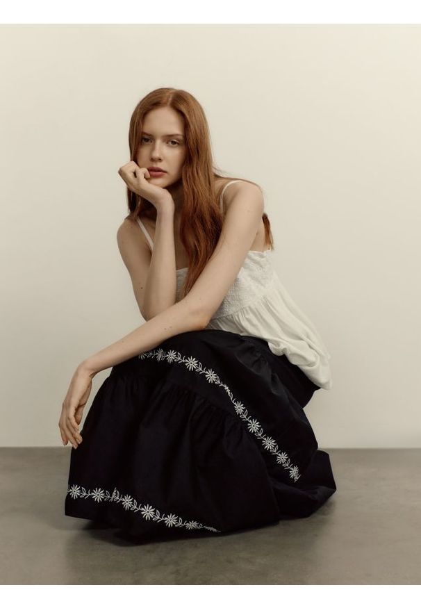 Reserved - Spódnica maxi z ozdobnym haftem - czarny. Kolor: czarny. Materiał: bawełna, tkanina. Wzór: haft