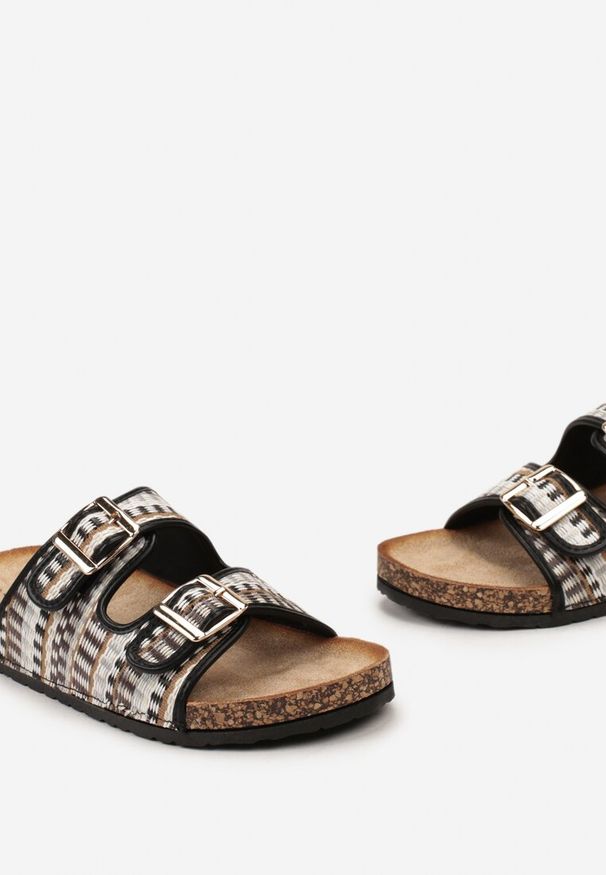 Renee - Czarne Klapki Ozdobione Plecionymi Sznurkami na Paskach Oliria. Kolor: czarny. Wzór: aplikacja. Styl: boho