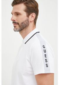 Guess polo męski kolor biały z aplikacją. Typ kołnierza: polo. Kolor: biały. Wzór: aplikacja