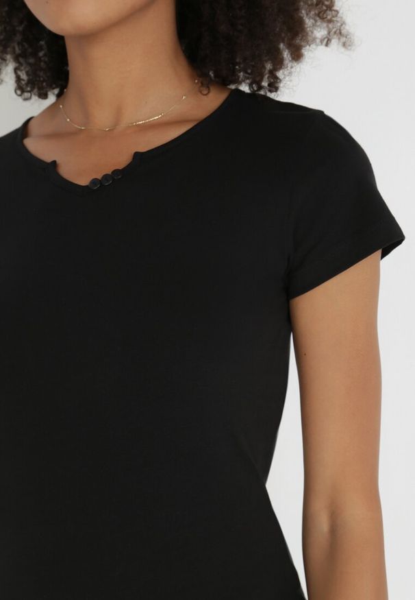 Born2be - Czarny T-shirt Thonilacia. Kolor: czarny. Materiał: bawełna, dzianina. Długość rękawa: krótki rękaw. Długość: krótkie. Wzór: aplikacja