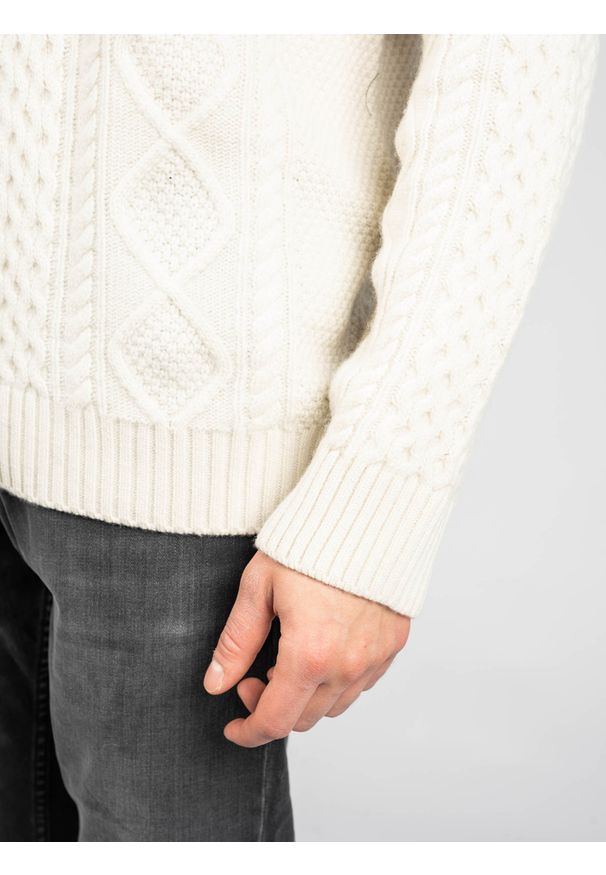 Guess Sweter "C-Neck" | 0BH530 5584ZT | Mężczyzna | Czarny. Okazja: na co dzień. Kolor: czarny. Materiał: poliamid, kaszmir, wełna. Wzór: aplikacja. Styl: casual