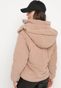 Born2be - Różowa Sztruksowa Kurtka Puchowa z Odpinanym Kapturem Sinitha. Okazja: na co dzień. Kolor: różowy. Materiał: sztruks, puch. Styl: casual, elegancki #6