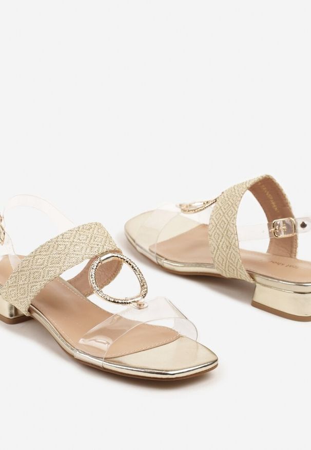 Renee - Beżowe Sandały na Słupku Ozdobione Metalicznym Kółkiem Kalindra. Okazja: na co dzień. Zapięcie: sprzączka. Kolor: beżowy. Materiał: jeans. Wzór: aplikacja. Obcas: na słupku. Styl: casual, elegancki
