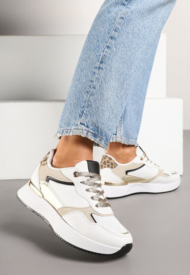 Renee - Białe Sneakersy z Panterką i Napisem Raccaria. Kolor: biały. Wzór: napisy, motyw zwierzęcy. Obcas: na platformie