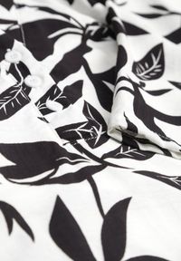 Born2be - Czarna Pudełkowa Sukienka z Wiskozy w Roślinny Wzór z Guzikami przy Dekolcie Acosia. Okazja: na co dzień. Kolekcja: plus size. Kolor: czarny. Materiał: wiskoza. Typ sukienki: proste, dla puszystych. Styl: elegancki, casual, klasyczny #7