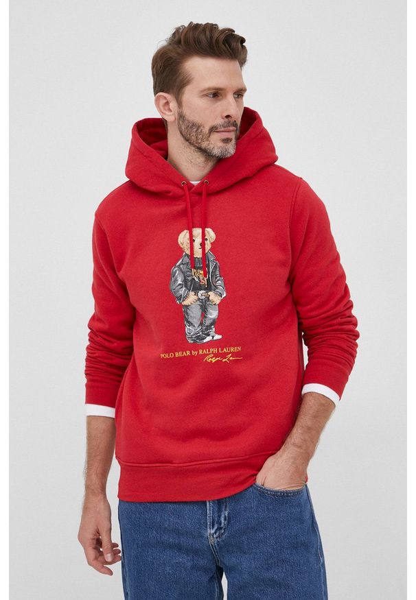 Polo Ralph Lauren bluza męska kolor czerwony z kapturem z nadrukiem. Typ kołnierza: kaptur, polo. Kolor: czerwony. Materiał: dzianina. Wzór: nadruk