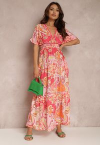 Renee - Różowa Sukienka Acteina. Kolor: różowy. Wzór: paisley, aplikacja, kolorowy. Typ sukienki: kopertowe. Długość: maxi