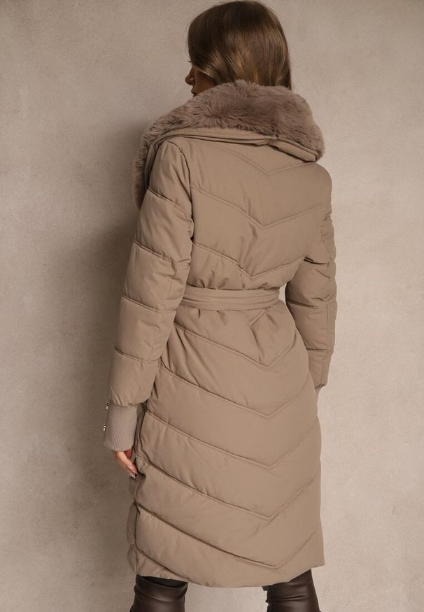 Renee - Ciemnobeżowa Pikowana Kurtka o Eleganckim Kroju z Futerkiem i Wiązanym Paskiem Galinessa. Kolor: beżowy. Materiał: futro. Sezon: zima. Styl: elegancki