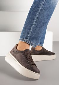 Renee - Ciemnobrązowe Sneakersy z Naturalnego Zamszu na Platformie Nalirette. Okazja: na co dzień. Kolor: brązowy. Materiał: zamsz. Obcas: na platformie #6