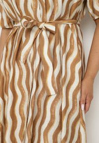 Born2be - Brązowa Pudełkowa Sukienka z Wiskozy w Geometryczny Wzór z Paskiem Luniretia. Okazja: na co dzień. Kolor: brązowy. Materiał: wiskoza. Wzór: geometria. Sezon: wiosna, lato. Styl: klasyczny, casual, elegancki #2