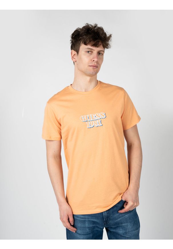 Guess T-Shirt "Embro" | M3GI30K8FQ4 | Mężczyzna | Pomarańczowy. Okazja: na co dzień. Kolor: pomarańczowy. Materiał: bawełna. Długość: długie. Styl: elegancki, casual
