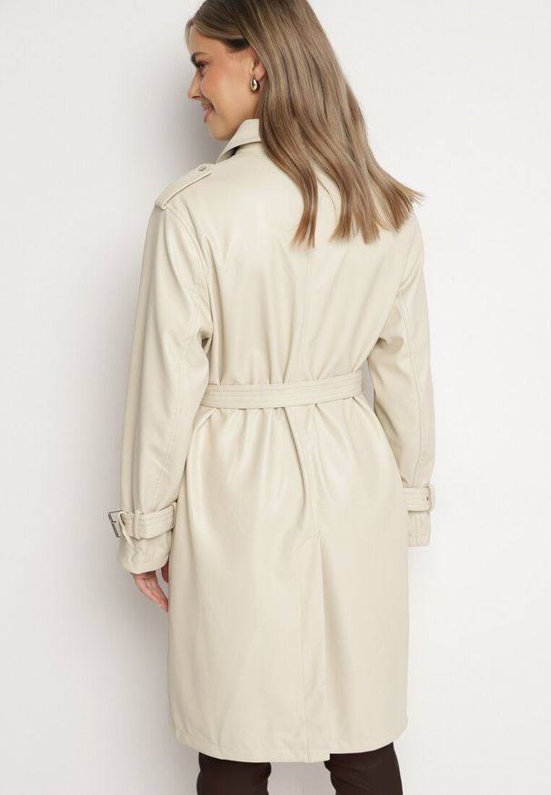 Born2be - Beżowy Płaszcz Typu Trencz z Regulowanym Paskiem i Wsuwanymi Kieszeniami Maivira. Okazja: na co dzień. Kolor: beżowy. Materiał: jeans. Długość rękawa: długi rękaw. Długość: długie. Styl: klasyczny, casual, elegancki