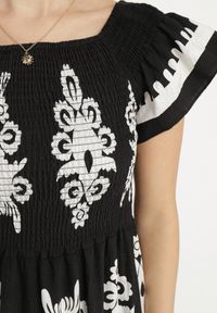 Born2be - Czarna Wiskozowa Sukienka w Ornamentalne Wzory o Rozkloszowanym Kroju Divessa. Kolor: czarny. Materiał: wiskoza. Długość rękawa: krótki rękaw. Typ sukienki: proste #5