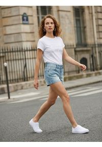 Sinsay - Szorty jeansowe z efektem sprania - niebieski. Kolor: niebieski. Materiał: jeans #1