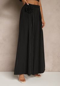 Renee - Czarne Spodnie Palazzo High Waist Ozdobione Broszką Kwiatem Folassea. Stan: podwyższony. Kolor: czarny. Wzór: aplikacja, kwiaty