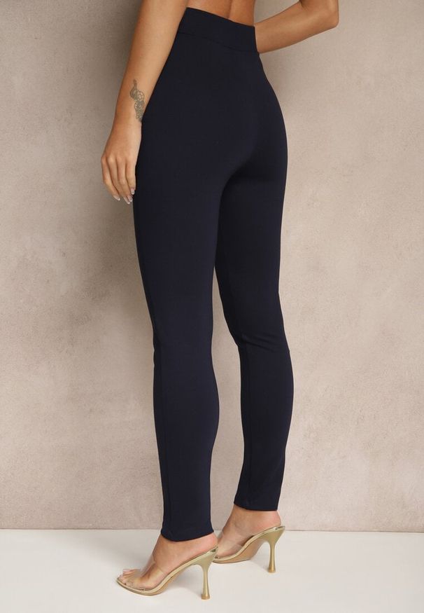 Renee - Granatowe Legginsy High Waist z Wiskozą z Cyrkoniowym Guzikiem Naliselle. Okazja: na co dzień. Stan: podwyższony. Kolor: niebieski. Materiał: wiskoza. Styl: elegancki, casual