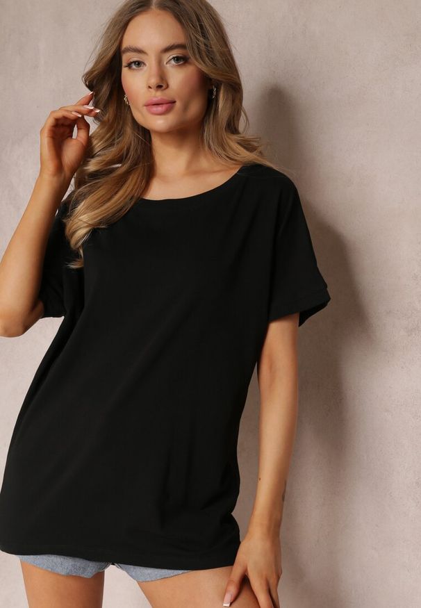 Renee - Czarny Bawełniany T-shirt Oversize z Krótkim Rękawem i Dłuższym Tyłem Zanimara. Kolor: czarny. Materiał: bawełna. Długość rękawa: krótki rękaw. Długość: krótkie