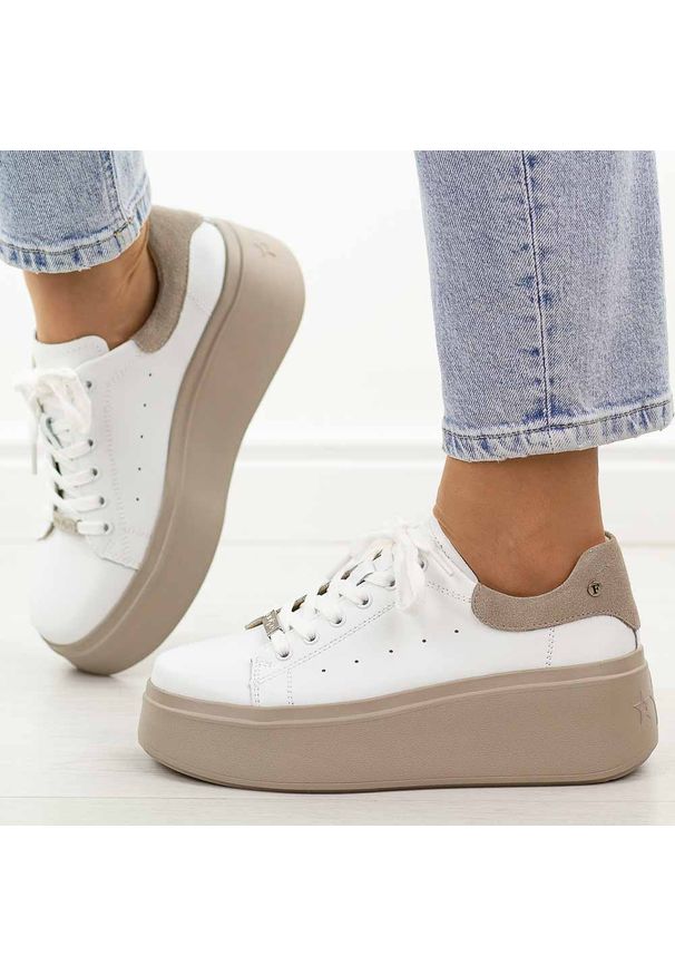 Białe skórzane sneakersy damskie na platformie Filippo Dp7537/26. Okazja: na co dzień. Zapięcie: sznurówki. Kolor: biały. Materiał: skóra. Szerokość cholewki: normalna. Sezon: wiosna, jesień, lato. Obcas: na platformie
