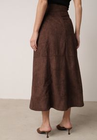 Born2be - Brązowa Rozkloszowana Spódnica z Imitacji Zamszu Basara. Okazja: na co dzień, na spotkanie biznesowe, do pracy. Kolor: brązowy. Materiał: zamsz. Styl: casual, biznesowy, elegancki, klasyczny #8