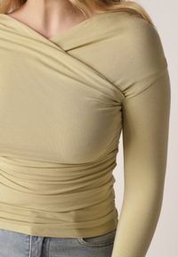 Born2be - Zielona Bluzka z Bawełną Dekoltem Typu Łódka i Marszczeniem Typhatos. Okazja: na co dzień. Kolor: zielony. Materiał: bawełna. Styl: casual, elegancki #4