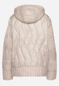 Born2be - Beżowa Dwustronna Kurtka Pikowana z Kieszeniami i Kapturem Eralethra. Okazja: na spacer, na co dzień. Kolor: beżowy. Materiał: jeans. Długość rękawa: długi rękaw. Długość: długie. Wzór: aplikacja. Styl: casual, elegancki #7