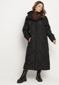 Born2be - Czarna Pikowana Kurtka o Długim Pudełkowym Kroju z Kapturem i Kieszeniami Attesina. Okazja: na co dzień. Typ kołnierza: kaptur. Kolor: czarny. Materiał: wełna, jeans. Długość: długie. Sezon: zima. Styl: casual, elegancki, klasyczny #1