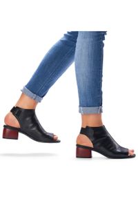 Skórzane komfortowe sandały damskie na obcasie na rzep Remonte R8770-01 czarne. Zapięcie: rzepy. Kolor: czarny. Materiał: skóra. Obcas: na obcasie. Wysokość obcasa: średni #10