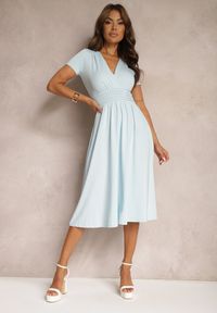 Renee - Jasnoniebieska Sukienka Taliowana z Kopertowym Dekoltem o Rozkloszowanym Kroju Rimadea. Typ kołnierza: dekolt kopertowy. Kolor: niebieski. Typ sukienki: kopertowe. Styl: elegancki