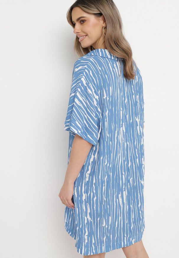 Born2be - Niebieska Sukienka z Bawełny i Lnu z Kołnierzykiem Bumstolia. Okazja: na spotkanie biznesowe, do pracy, na co dzień. Typ kołnierza: dekolt w kształcie V. Kolekcja: plus size. Kolor: niebieski. Materiał: len, bawełna. Typ sukienki: proste, dla puszystych. Styl: casual, biznesowy