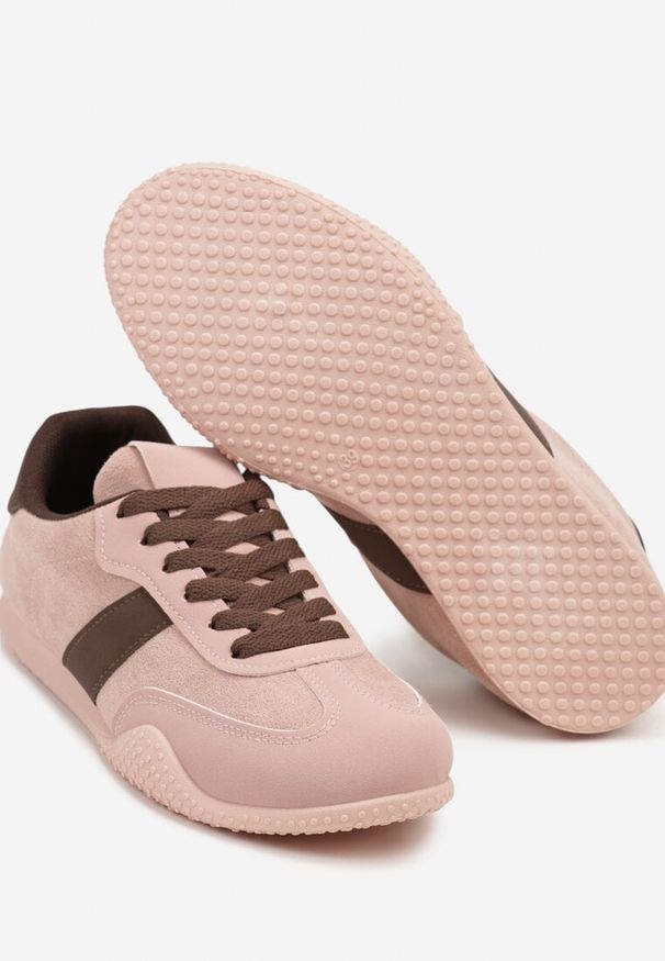 Renee - Różowo-Brązowe Sneakersy Ozdobione Tłoczeniem Halennesa. Okazja: na co dzień. Kolor: różowy. Materiał: jeans. Wzór: aplikacja