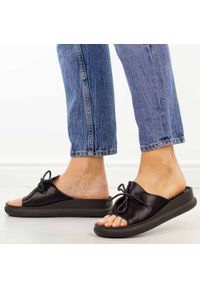 POTOCKI - Czarne klapki damskie na platformie Potocki 43366. Okazja: na spacer, na co dzień. Kolor: czarny. Materiał: skóra. Sezon: wiosna, lato. Obcas: na platformie. Styl: casual, elegancki, klasyczny, wakacyjny #1
