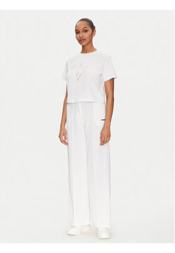 Guess T-Shirt V5GI18 I3Z14 Biały Regular Fit. Kolor: biały. Materiał: bawełna