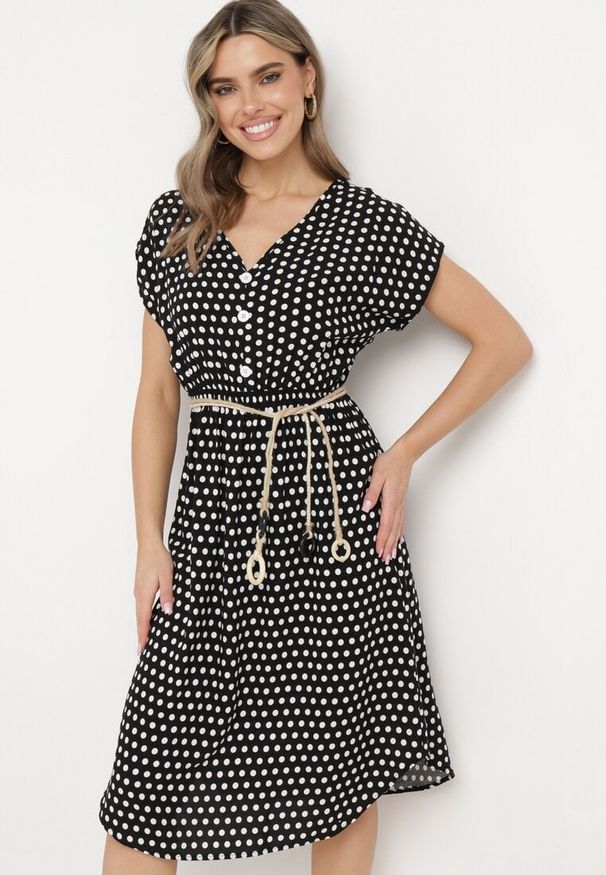 Born2be - Czarna Bawełniana Sukienka z Gumką w Pasie i Falbanką Romilla. Kolor: czarny. Materiał: bawełna. Sezon: lato. Styl: wizytowy