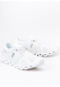 On Running - Sneakersy męskie białe ON RUNNING CLOUD 5. Okazja: do pracy, na spacer, na co dzień. Kolor: biały. Sport: bieganie
