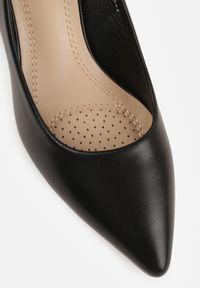 Renee - Czarne Czółenka na Stożkowym Słupku o Nicud. Okazja: na co dzień, na spotkanie biznesowe. Kolor: czarny. Materiał: skóra, jeans. Obcas: na słupku. Styl: casual, biznesowy. Wysokość obcasa: średni #6