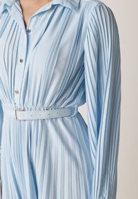 Born2be - Niebieska Sukienka Plisowana o Koszulowym Kroju z Paskiem z Klamrą Efronta. Okazja: na co dzień. Typ kołnierza: kołnierzyk klasyczny. Kolor: niebieski. Materiał: jeans. Długość rękawa: długi rękaw. Wzór: aplikacja. Typ sukienki: koszulowe. Styl: casual, elegancki, klasyczny #7
