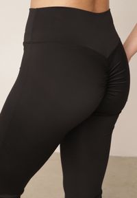 Born2be - Czarne Legginsy o Kroju Dzwonów z Wysokim Stanem i Modelującym Marszczeniem Pronone. Okazja: na co dzień. Stan: podwyższony. Kolor: czarny. Materiał: jeans. Długość: krótkie. Styl: elegancki, casual #4