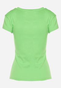 Born2be - Jasnozielony Bawełniany T-shirt Koszulka z Krótkim Rękawem z Napami przy Dekolcie Fiasta. Okazja: do pracy, na spotkanie biznesowe, na co dzień. Typ kołnierza: dekolt w kształcie V. Kolor: zielony. Materiał: bawełna. Długość rękawa: krótki rękaw. Długość: krótkie. Styl: casual, elegancki, biznesowy #2
