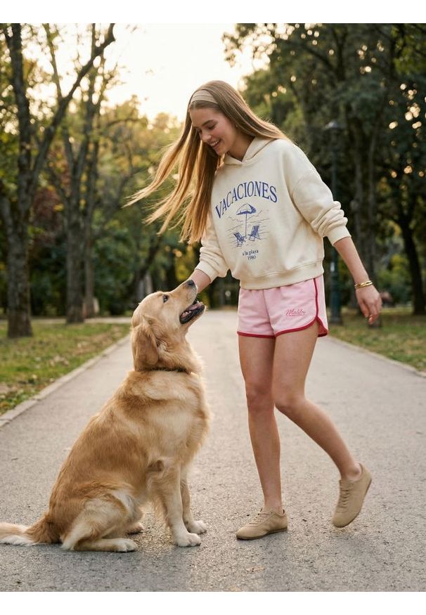 Sinsay - Dresowe szorty z kontrastową lamówką i napisem "Malibu" - różowy. Kolor: różowy. Materiał: dresówka. Wzór: napisy