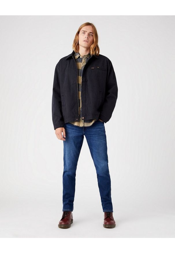 Wrangler - WRANGLER TEXAS SLIM MĘSKIE SPODNIE JEANSOWE BLUE SILK W12SCV39Z 112145789