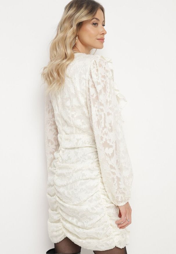 Born2be - Jasnobeżowa Koronkowa Sukienka z Marszczeniem i Falbankami z Półprzezroczystymi Rękawami Zialda. Okazja: na co dzień, na spotkanie biznesowe. Typ kołnierza: kołnierz z falbankami. Kolor: beżowy. Materiał: koronka. Typ sukienki: proste. Styl: biznesowy, klasyczny, casual, elegancki