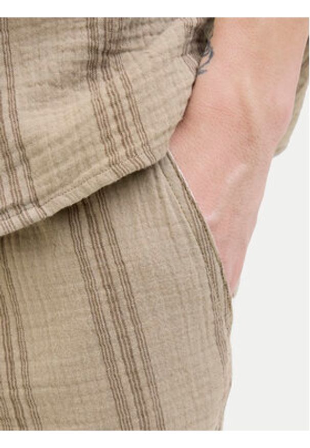 Jack & Jones - Jack&Jones Szorty materiałowe Jaiden 12274758 Beżowy Relaxed Fit. Kolor: beżowy. Materiał: bawełna