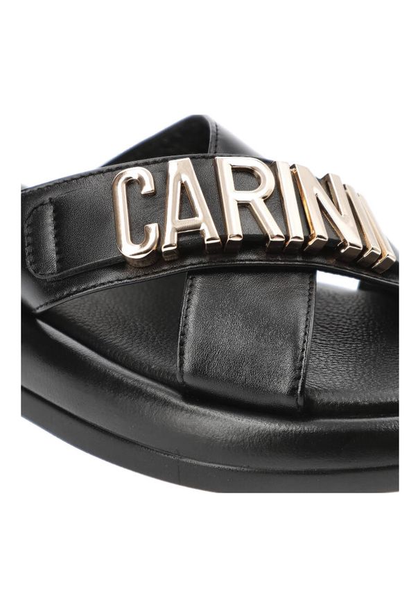 Czarne Klapki Carinii Modne Buty Damskie. Kolor: czarny. Materiał: materiał. Sezon: lato