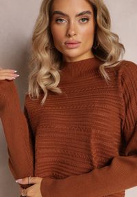 Renee - Brązowy Asymetryczny Sweter z Wełną Ozdobiony Tłoczeniem Aurorrsa. Kolor: brązowy. Materiał: wełna. Wzór: aplikacja #3