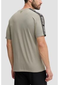 Guess - GUESS Zielony męski t-shirt z lampasami na krótki rękaw Arlo, Rozmiar M. Okazja: na co dzień. Kolor: zielony. Długość rękawa: krótki rękaw. Długość: krótkie. Styl: elegancki, casual, sportowy #4