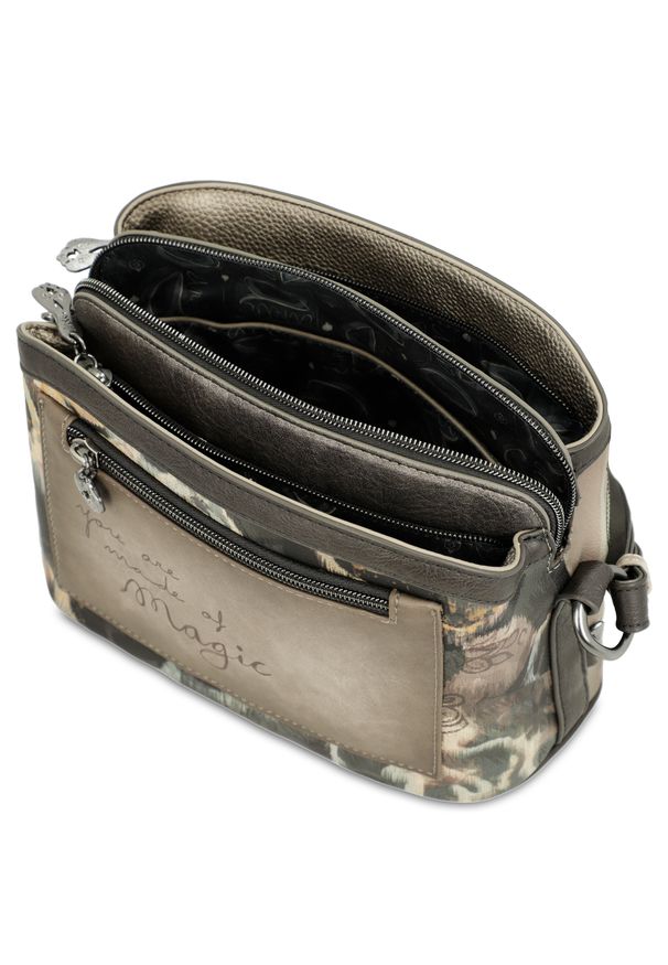 Szara Stylowa Listonoszka Damska Anekke Trzy Komory. Kolor: szary. Wzór: napisy. Dodatki: z breloczkiem. Styl: elegancki. Rodzaj torebki: na ramię