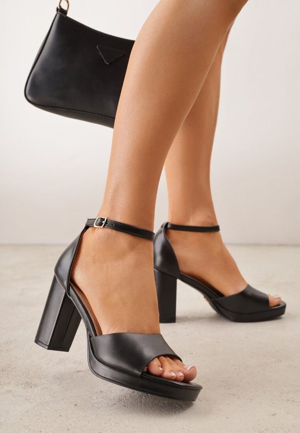 Renee - Czarne Sandały VICES na Słupku i Grubej Podeszwie z Wkładką ze Skóry Naturalnej Adeia. Okazja: na urodziny, na ślub cywilny, na wesele, na imprezę. Zapięcie: pasek. Kolor: czarny. Materiał: skóra. Sezon: lato. Obcas: na słupku. Styl: elegancki